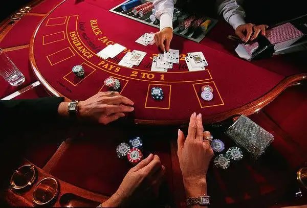 18bmw Live Casino dealer profesional streaming real-time